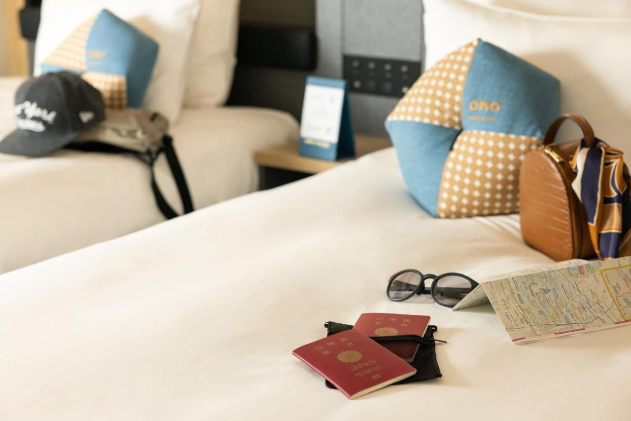 איזומי-סנו Omo Kansai Airport By Hoshino Resorts מראה חיצוני תמונה A passport and a boarding pass on a bed