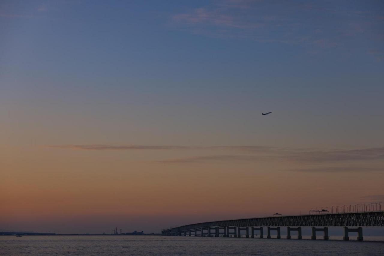 איזומי-סנו Omo Kansai Airport By Hoshino Resorts מראה חיצוני תמונה The Chesapeake Bay Bridge at sunset