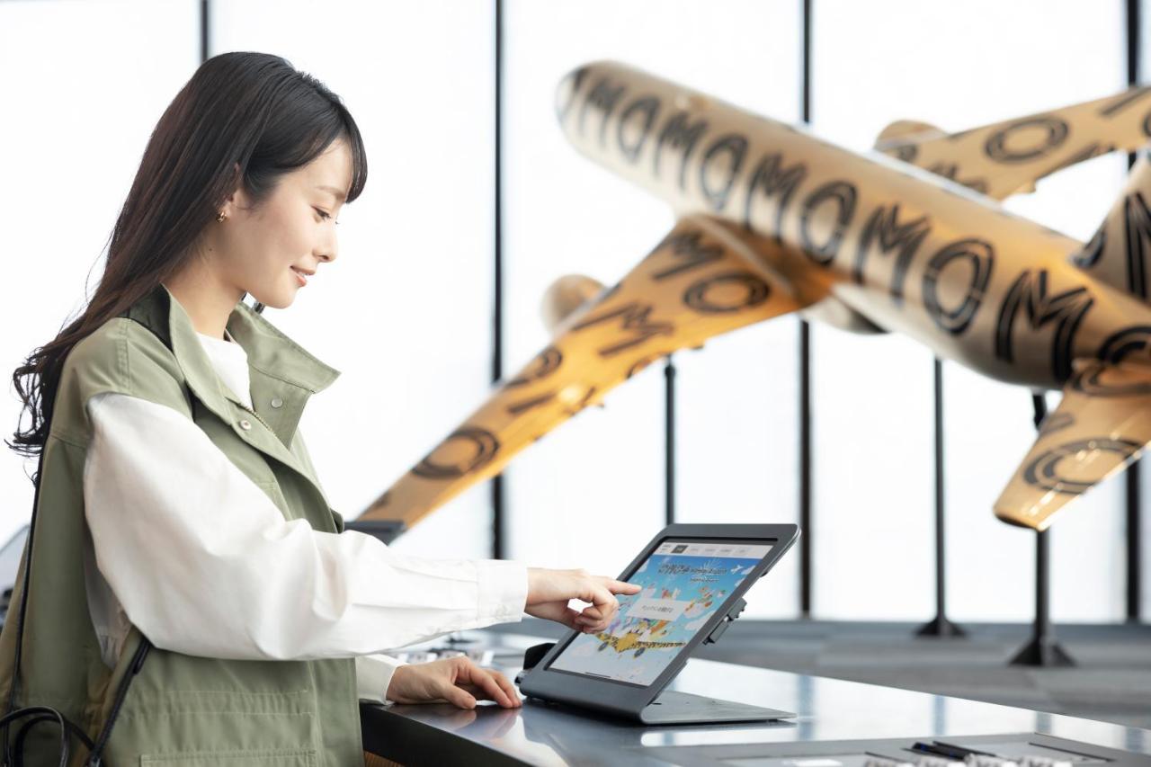 איזומי-סנו Omo Kansai Airport By Hoshino Resorts מראה חיצוני תמונה A woman using a POS terminal