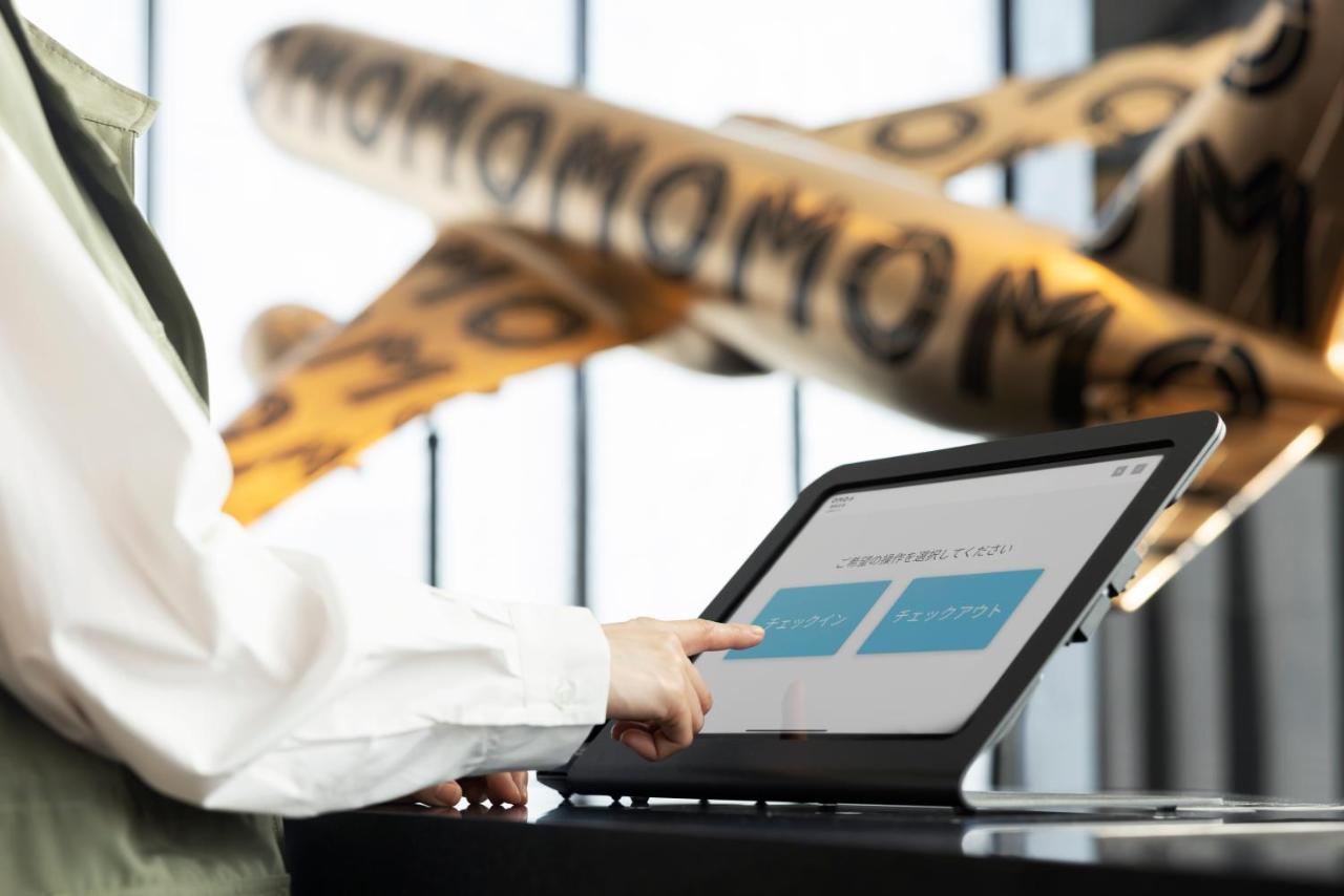 איזומי-סנו Omo Kansai Airport By Hoshino Resorts מראה חיצוני תמונה A person using a touchscreen