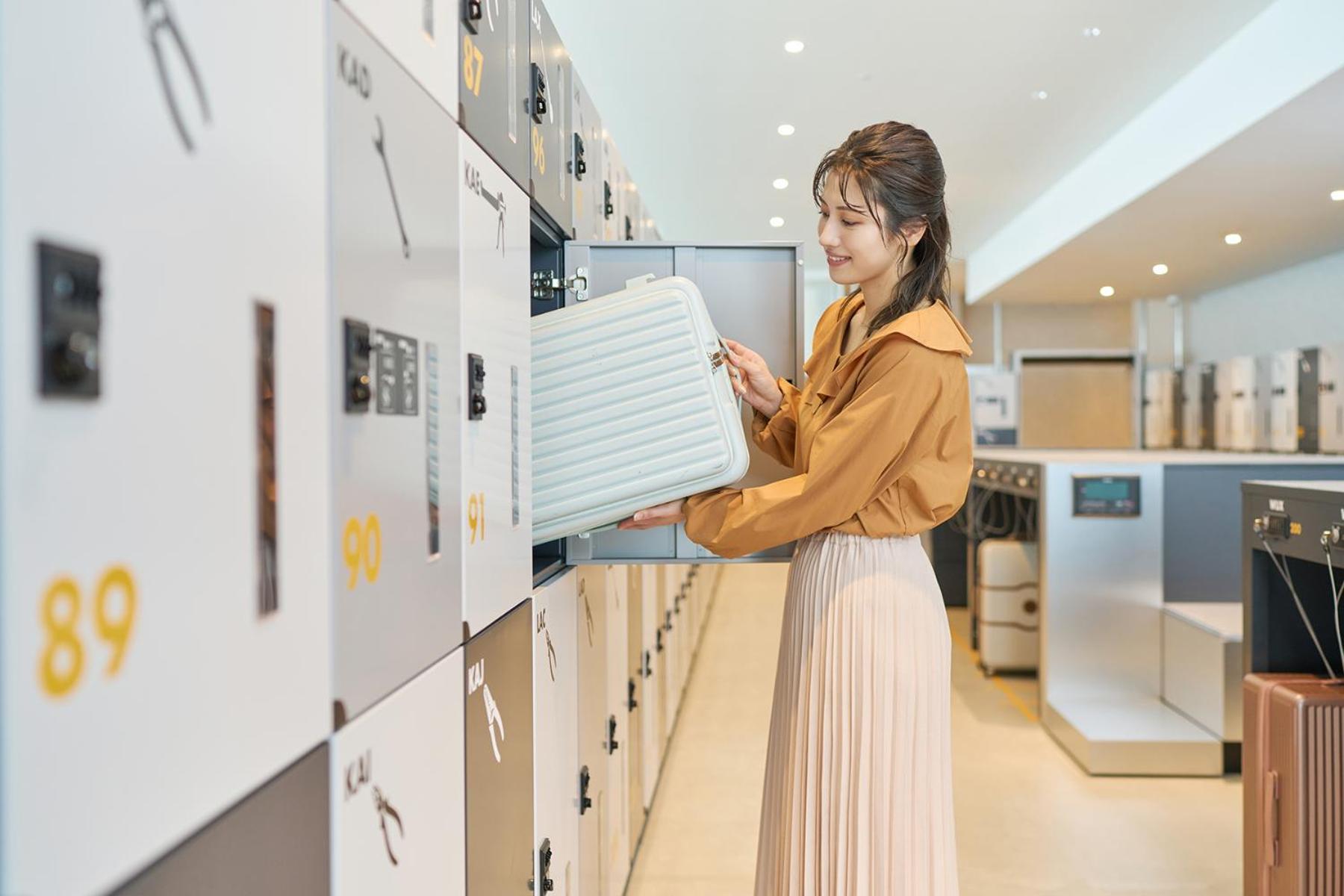 איזומי-סנו Omo Kansai Airport By Hoshino Resorts מראה חיצוני תמונה A woman using a locker